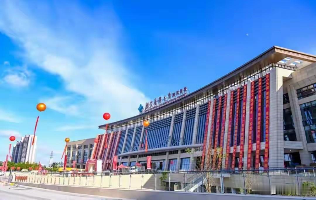广东医科大学附属医院海东院区在国庆节的喜气洋洋氛围中正式开业，这是湛江市医疗卫生