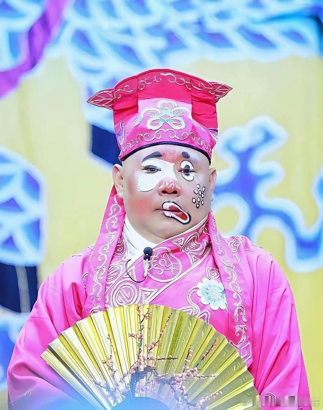 郭德纲自以为是的一代宗师不走寻常路，这扮相让人不忍直视，算不算以恶搞来博眼球？