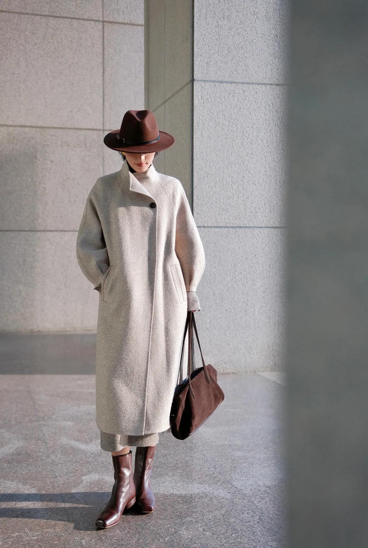 好喜欢这套大衣穿搭，高级感拉满~燕麦色大衣真的很耐看，内搭灰色针织裙套装，配