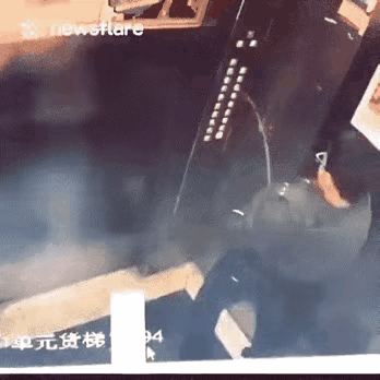 太离谱！男子在电梯里当众“放水”，监控拍下全程：这操作是没长脑子？真给我看