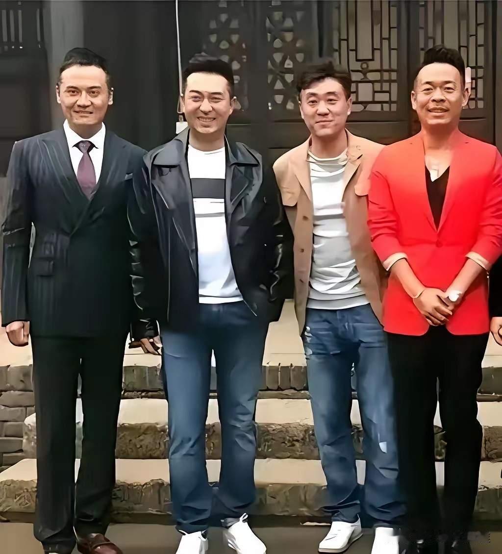 张嘉译很多剧离不开孙浩，王晓晨，表弟姬他。于和伟众多剧离不开好兄弟曹磊。李幼斌剧中也是离不开老婆史兰