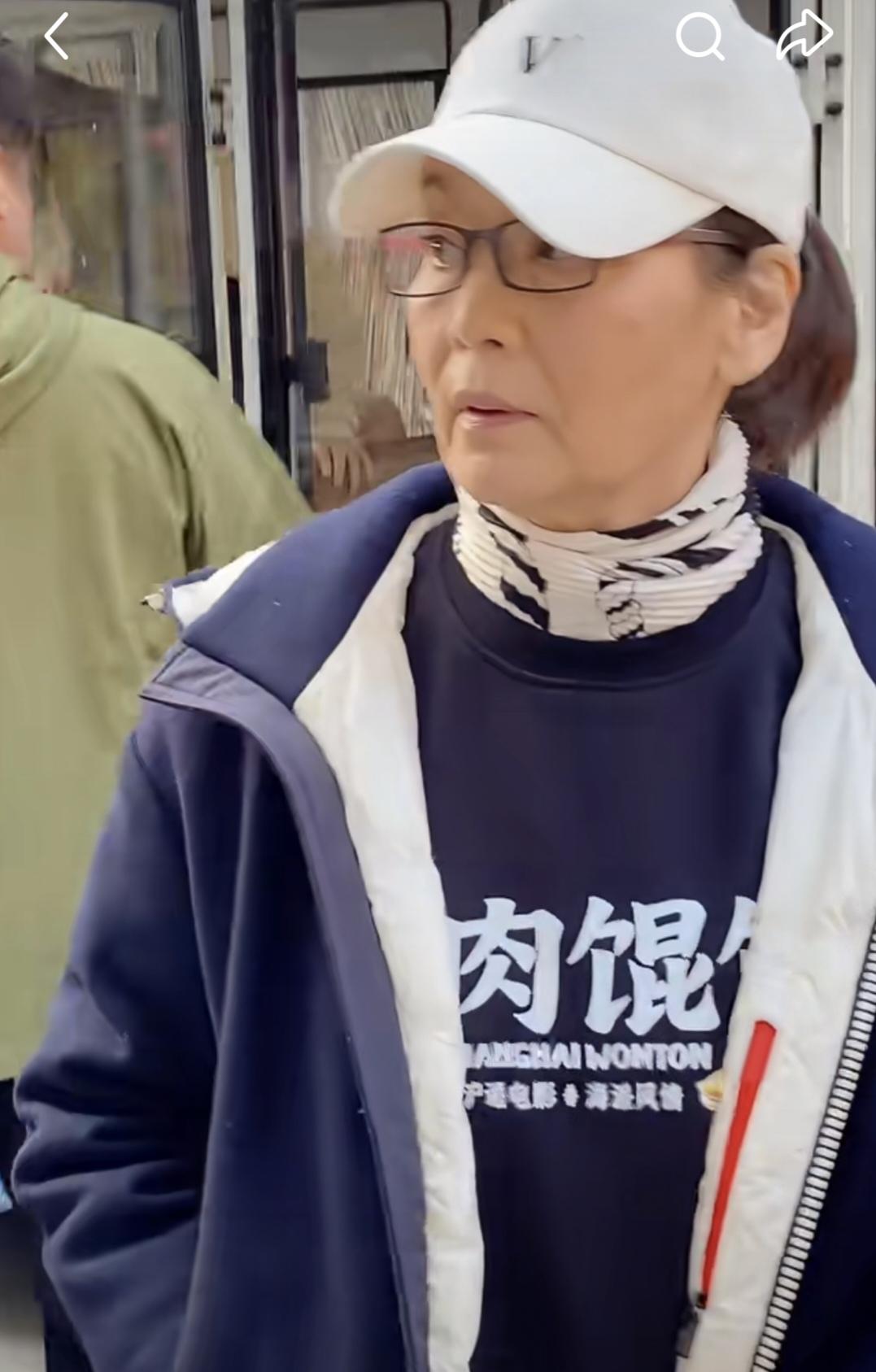 72岁的潘虹宝刀不老，还在拍戏呢！《菜肉馄炖》路演时被拍。真是素颜出镜啊，依然优