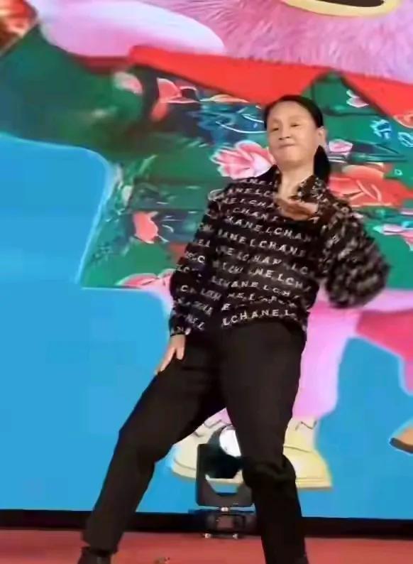 58岁龙丹妮素颜甩头蹦迪，把香奈儿穿成菜市场塑料袋，网友辣评：这哪是年会，分明是