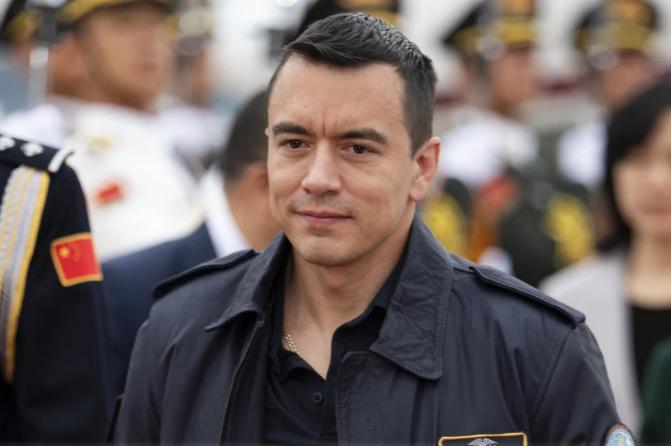 南美小国厄瓜多尔的总统诺沃亚，是特朗普的亲密伙伴，但这两天，他人在北京。因为白虾
