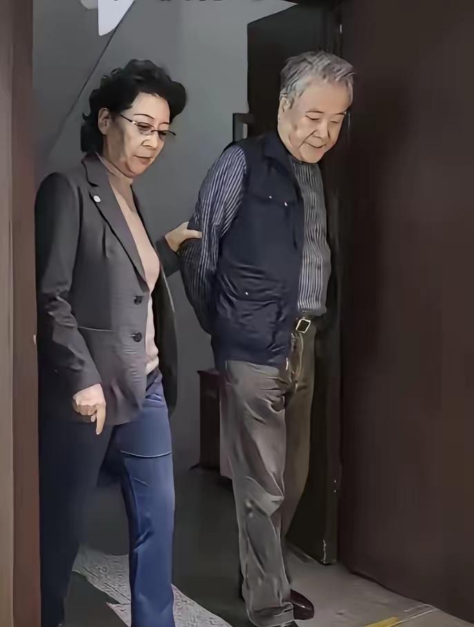 关牧村与老伴江弘出门散步时的一幕，江弘是她的第二任丈夫，退休前是一名官员。关牧
