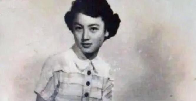 1975年，在东北深山，一个猎人发现一具骨骸，心里很难受，当他看到骨骸旁的破烂本