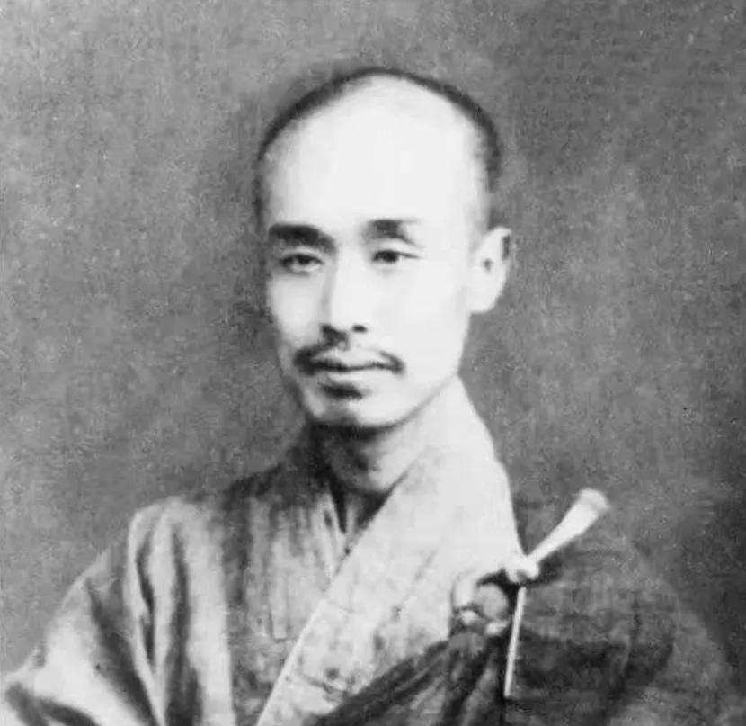 1942年，弘一法师火化时怪声频发，弟子惊恐，赶忙拉出骨灰床，谁料，竟然捡出了1