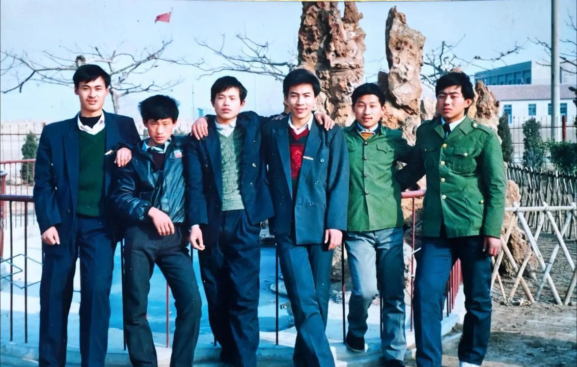 最让你记忆深刻的同学是谁？我初中的一个男同学，特别搞笑快乐，他经常做一些大家想