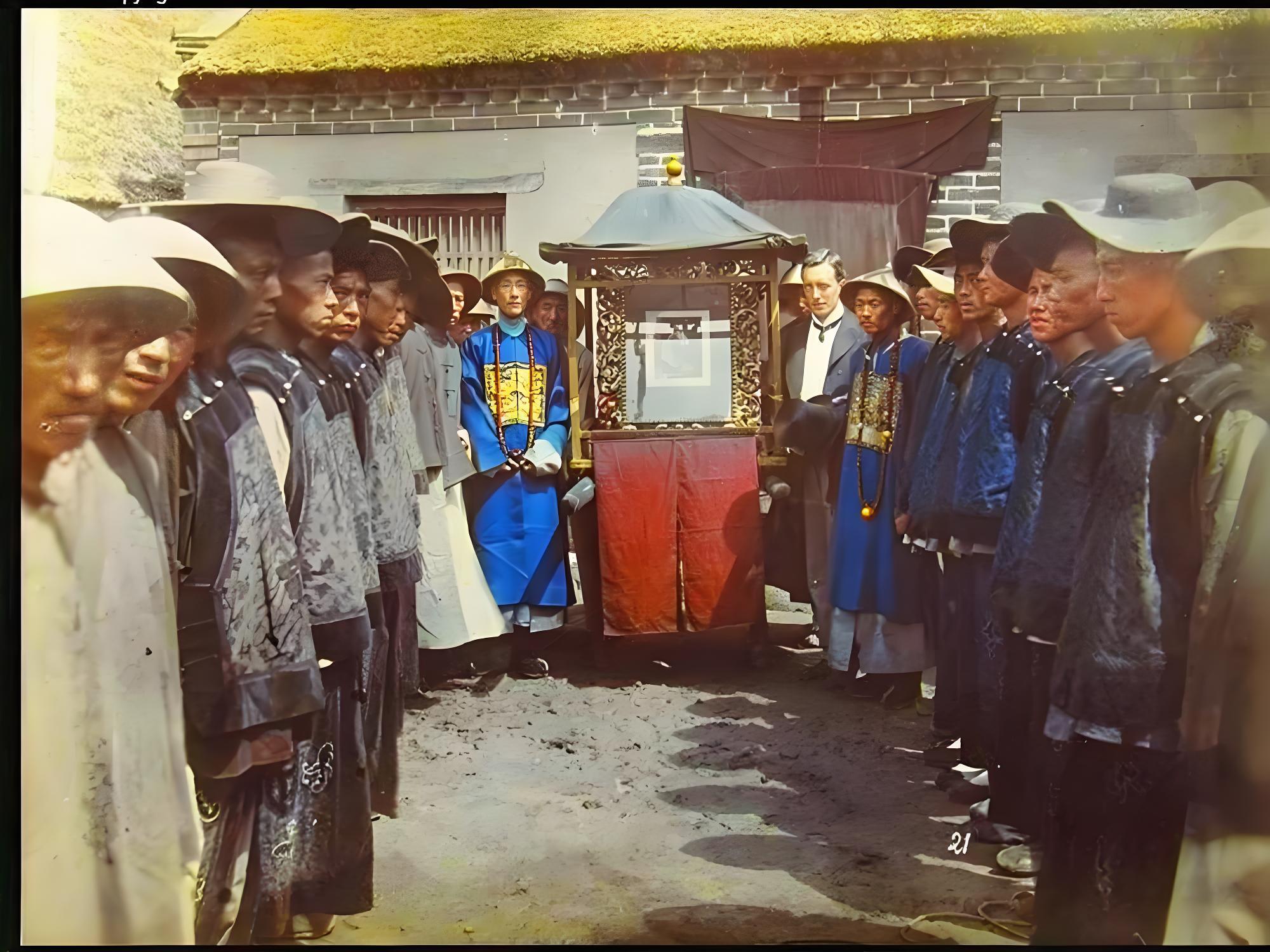1904年8月，庄士敦与登州府同知罗忠铭护送英王爱德华七世肖像到曲阜。