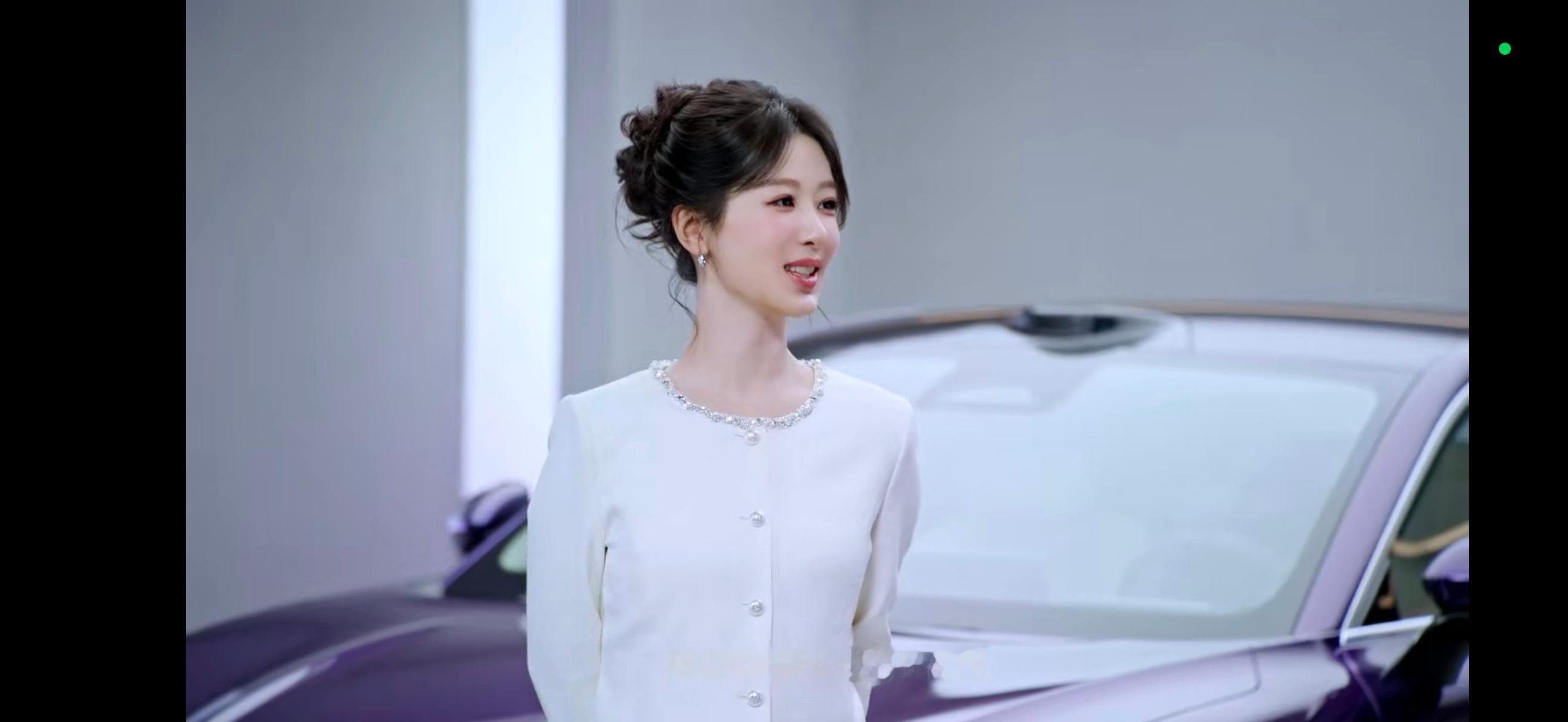 杨紫真的喜提了奇瑞的风云A9L，还是紫色的，杨紫和车的颜值都好高啊，感觉真的挺适