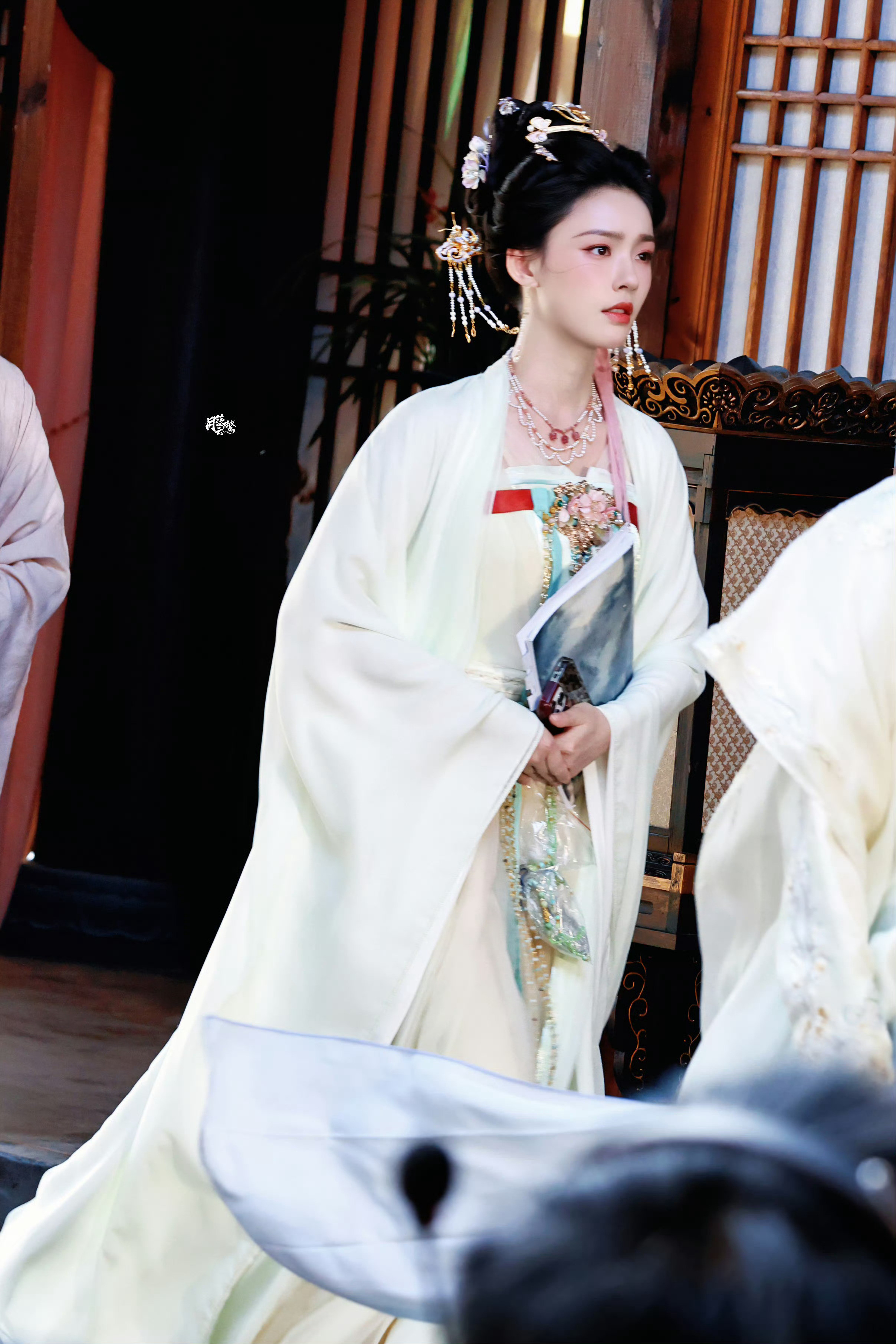 第一眼把剧本看成了蓝色水墨花纹hhh林允《聊斋》黄衣​​​
