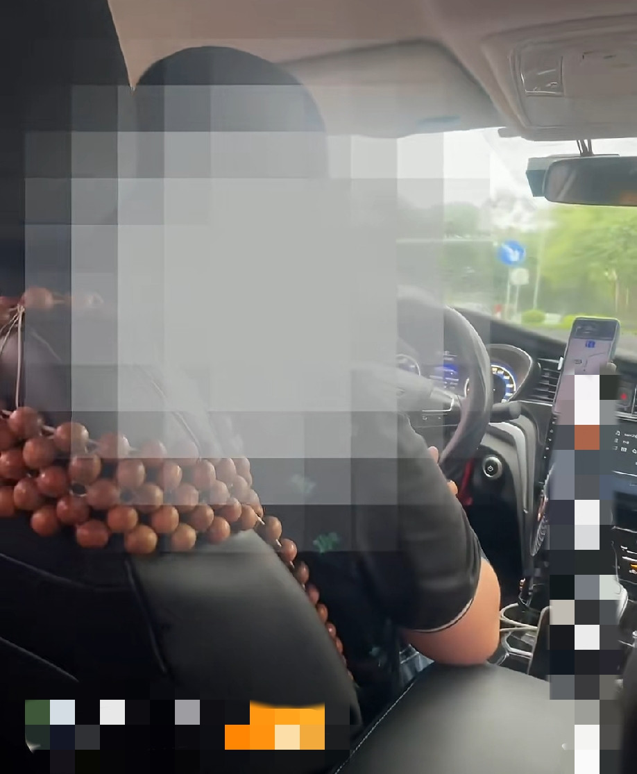 广西，女乘客发视频曝光网约车女司机服务态度差，结果评论区成了大型翻车现场！​​​事情的大概经过就是: