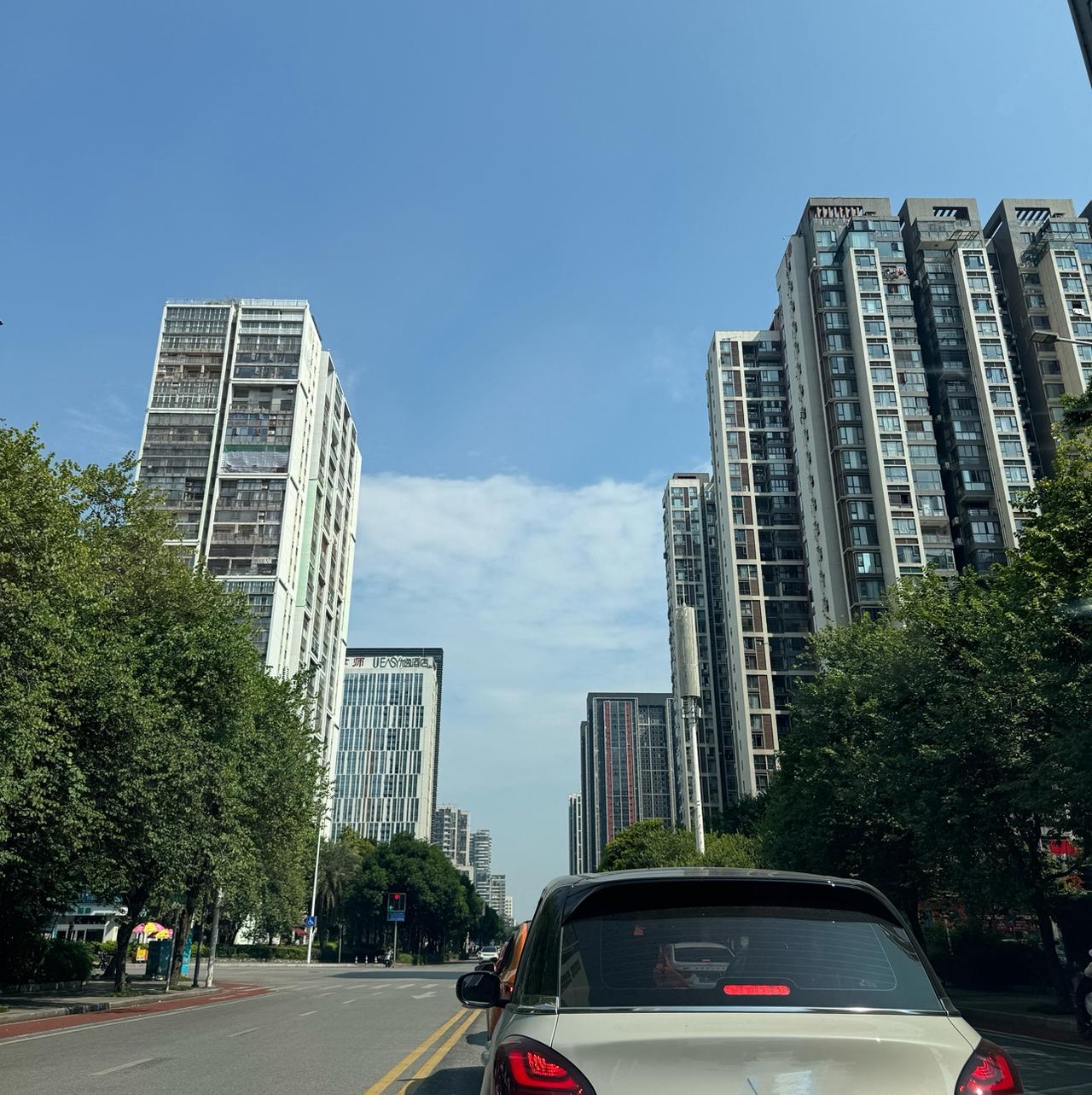 卖房子是不是已经成了一个最大的笑话？我家有一套房子，不在我名下，2018年买