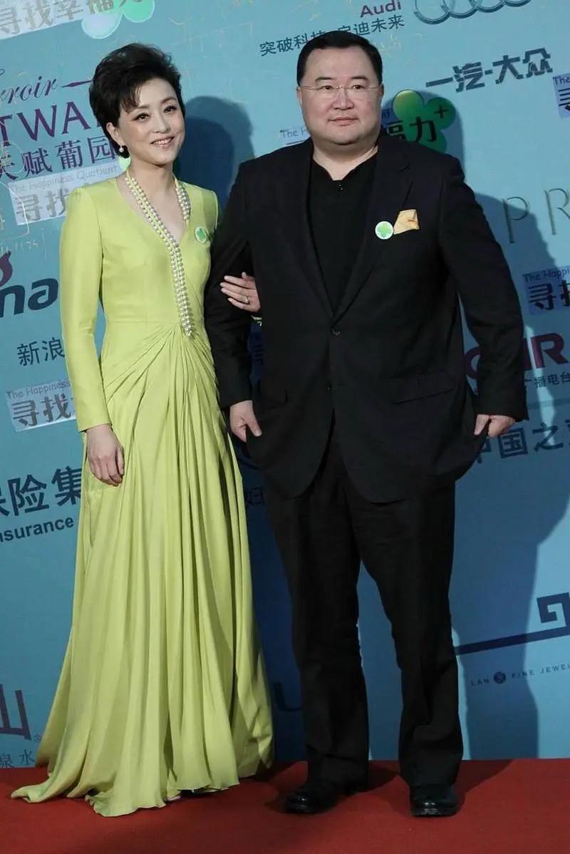 梦人-杨澜嫁给了爱情爱情的模样，是并肩成长的光芒杨澜的人生，是一部关于爱情与事业