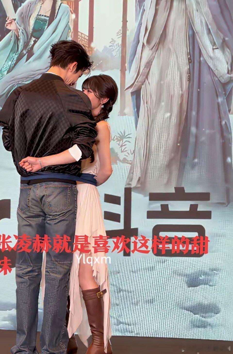 横店后台的镜头有多狠？直接怼脸拍，张凌赫的耳朵当场就红透了。完全不是演戏，是真的