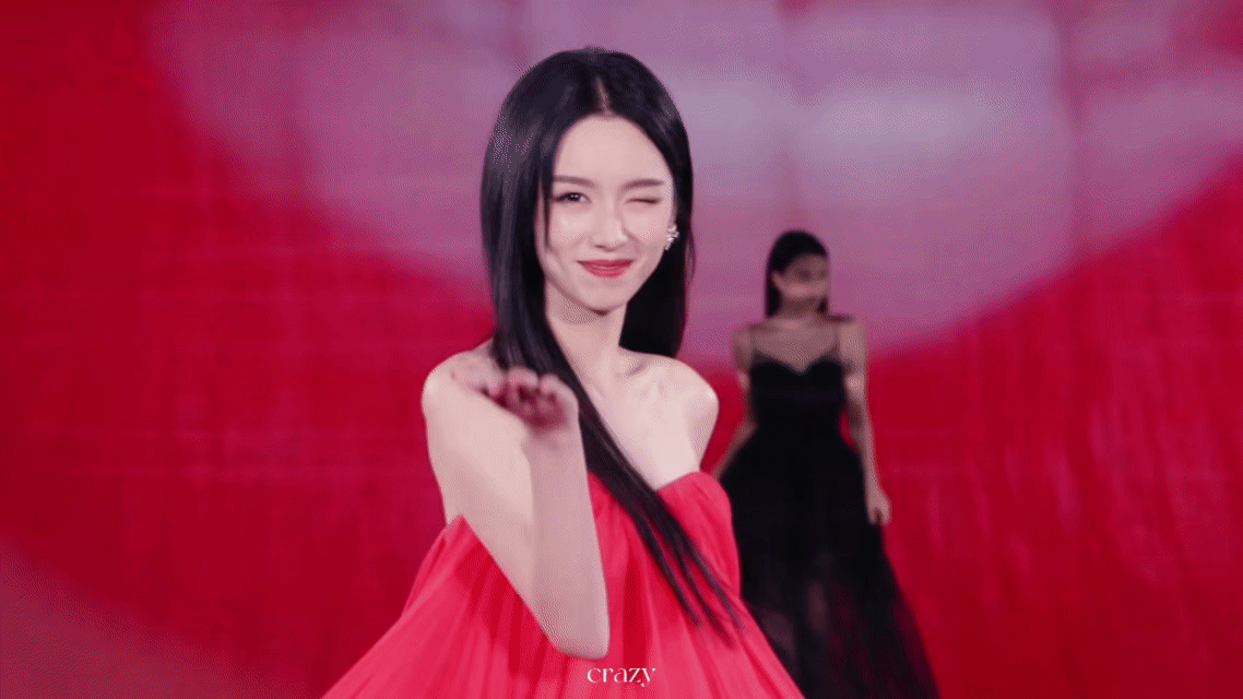 周也走秀东方玫瑰绽放巴黎T台🌹​​​
