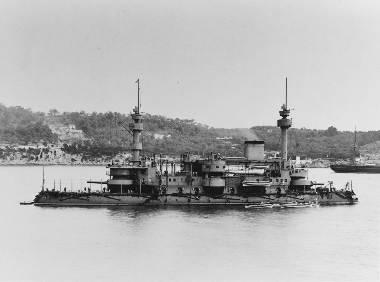 今天聊聊法国海军的老牌铁甲舰——“霍什”号（Hoche），这张照片拍摄于它189