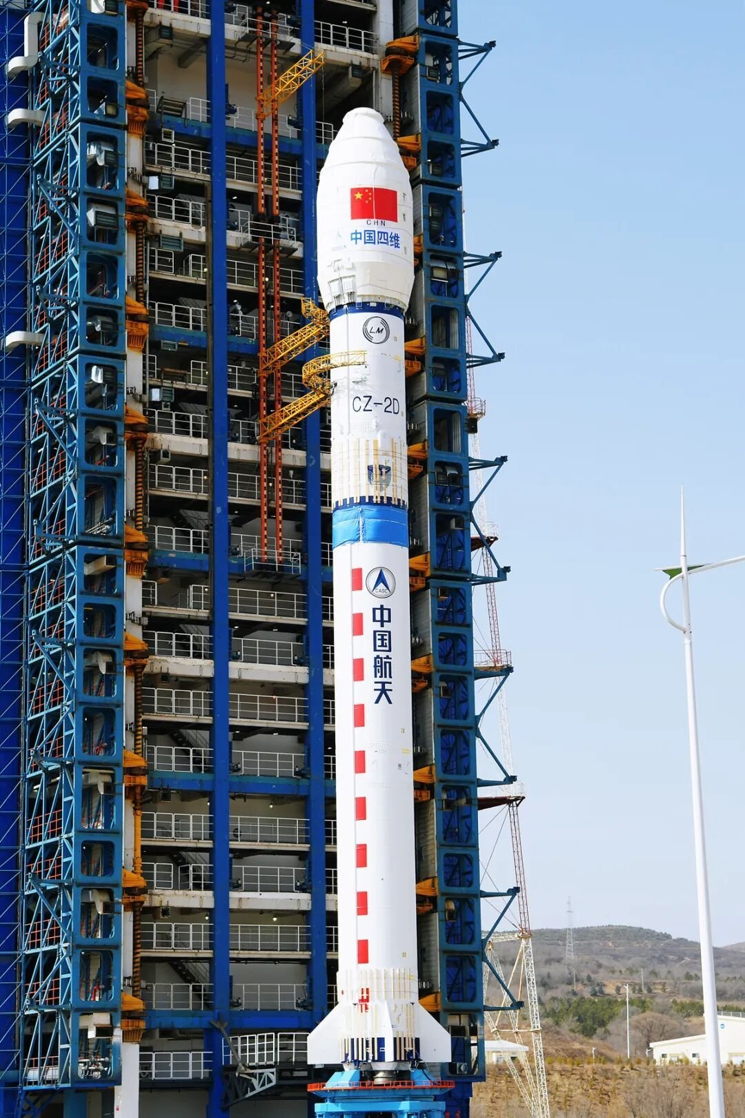 【我国今年第16次发射】北京时间今天6时51分，长征二号丁运载火箭在太原卫星发射