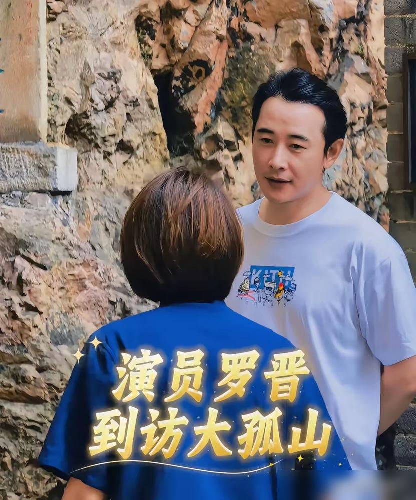 罗晋最近一张照片，看着挺憔悴。白头发，发际线上移，整个人没精神。网上马上又炸