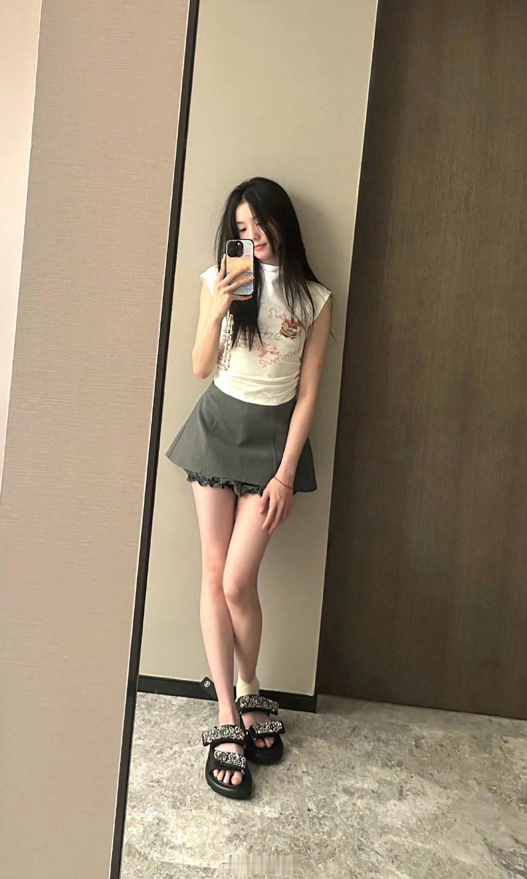 请欣赏家存超绝身材比例​​​