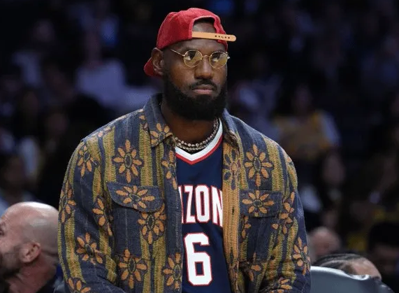 湖人主教练雷迪克在今日赛前接受了采访，谈到了詹姆斯的最新情况。雷迪克表示詹姆斯