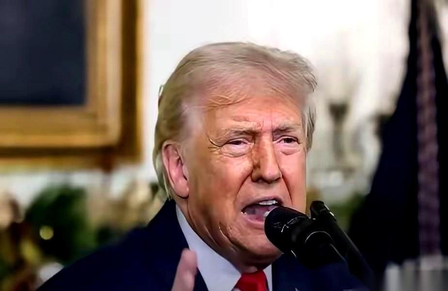 驾驶舱里警报响成一片的时候，我猜那几个美国飞行员脑子里是懵的。肯定在想，剧本不