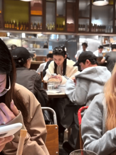 网友偶遇奚梦瑶吃泰餐香港偶遇奚梦瑶吃泰餐网友偶遇奚梦瑶吃泰餐，生图直出都这么抗