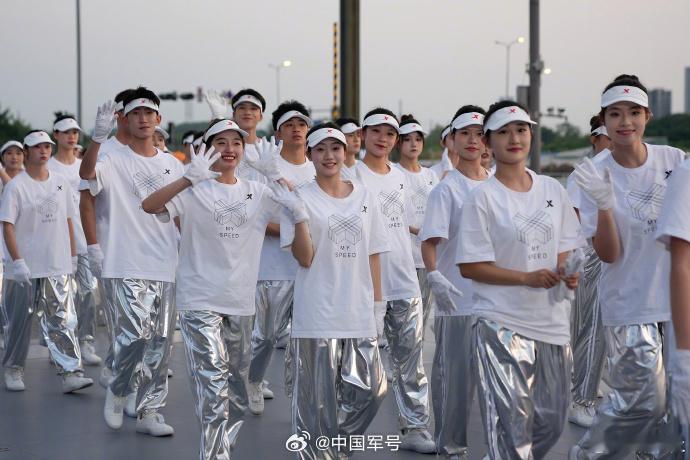 【世运会开幕式高清大图】今晚，第12届世界运动会开幕式在四川成都举行。绚丽的烟花
