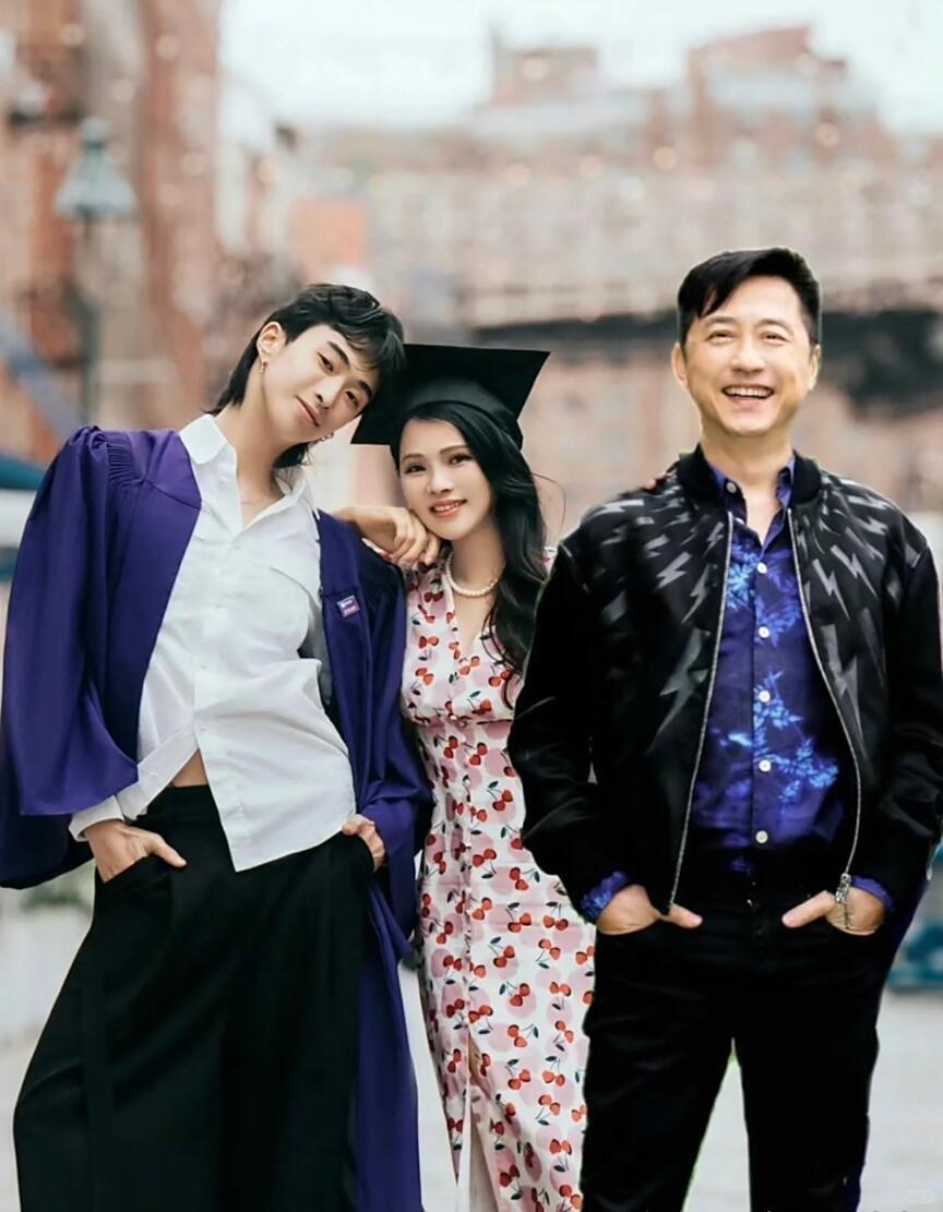 直播里，恩利当着镜头吐槽亲爹庾澄庆：“我发消息给他，他老不回我”，语气里带着点小