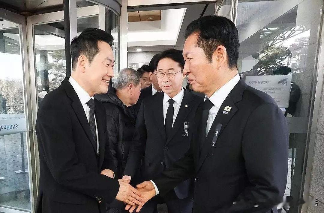 2月24日，韩国国民力量党党首张东赫就共同民主党党首郑清来提议磋商大田·忠南行政