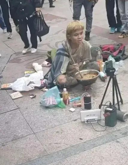 穿最差的衣服，用最好的手[笑着哭][笑着哭][笑着哭]