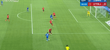 我发现辽宁铁人队的门将韩蓉泽就是个摆设，对方只要射门打在门框内，绝大部分都会进球