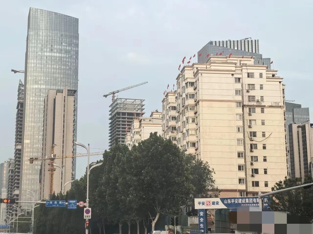 济南工业南路的茂岭花苑顶上插了红旗。旗帜飘扬，仿佛业主仿徨的内心。茂岭花苑
