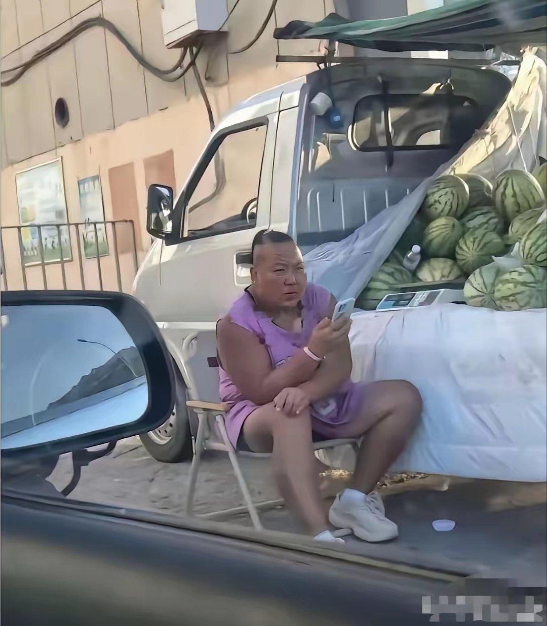 想买个西瓜，不知道该叫大哥还是大姐。