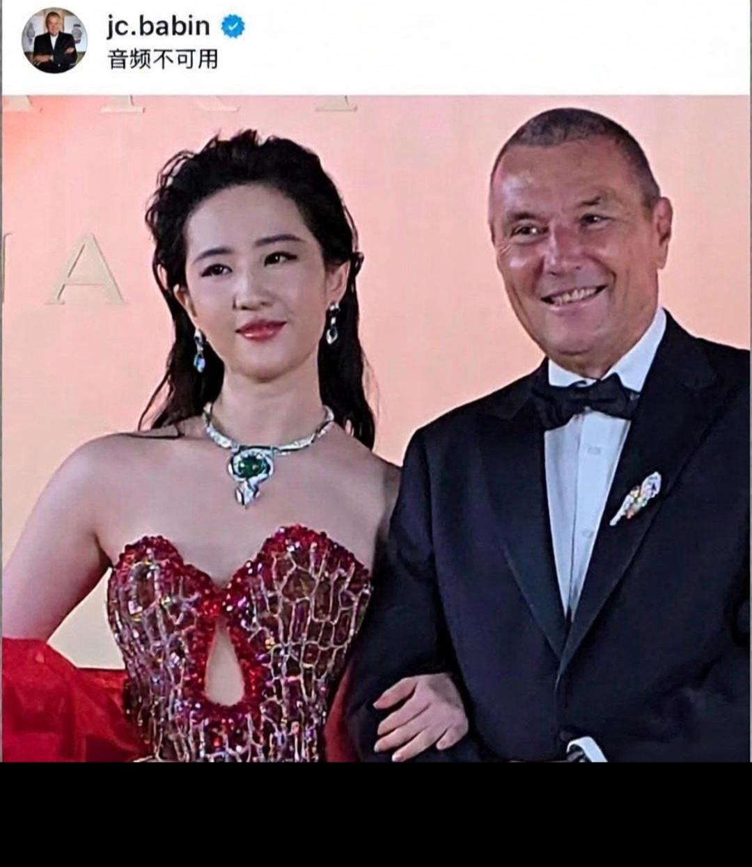 宝格丽总裁即使不用美颜个P图，刘亦菲依旧抗住了！除了有点圆润其他一点毛病都没有