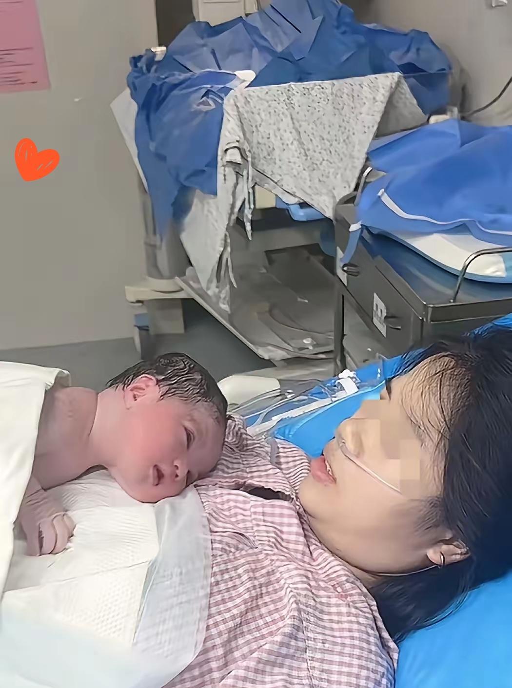 “这个笑太治愈了！”近日，广东一位产妇刚生完娃，产房里就出了个让全网都暖哭的名场
