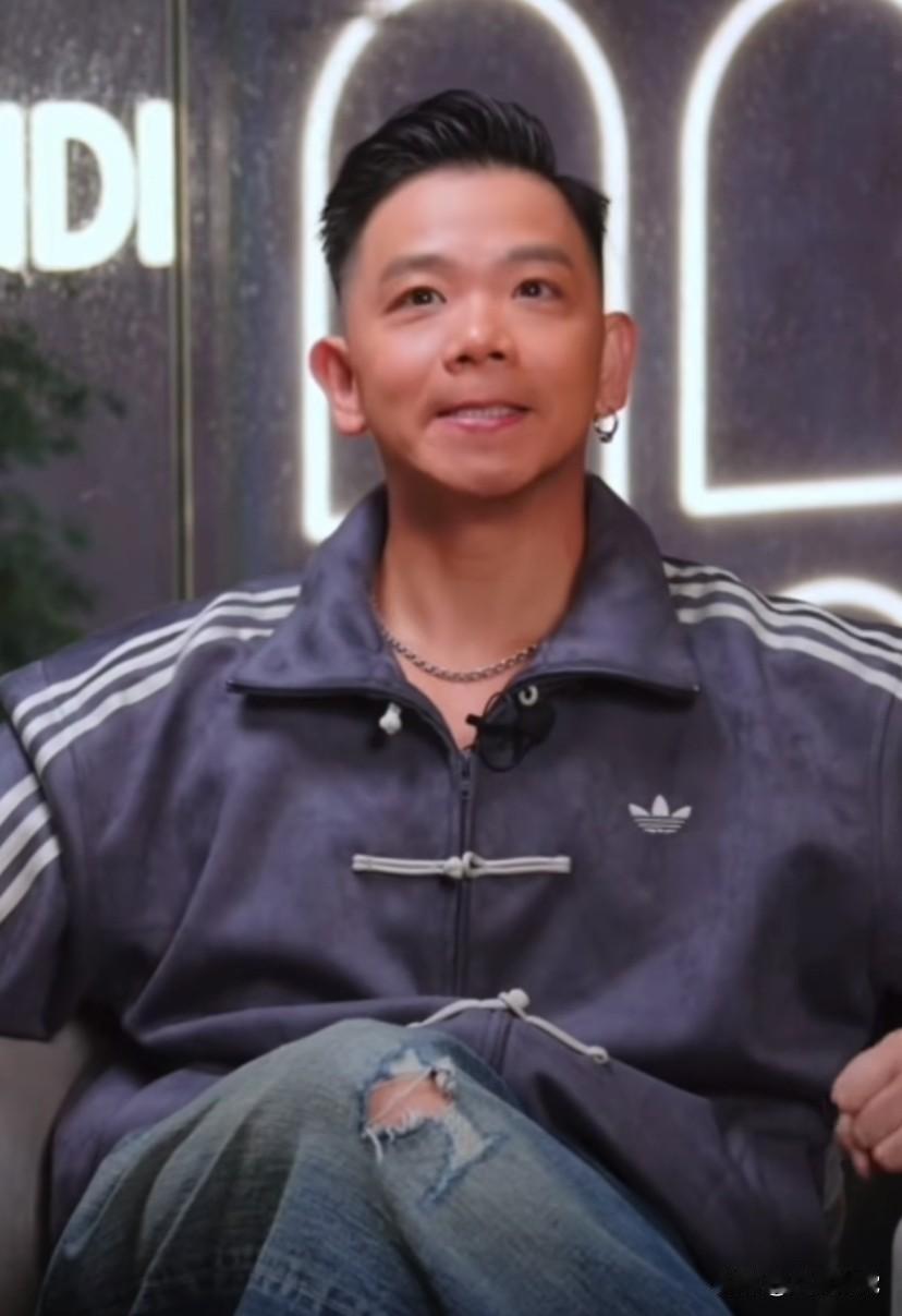 周星驰公司爱将林子善和田启文、李力持等几个人拍完戏在饭店准备吃饭，周星驰随后来到