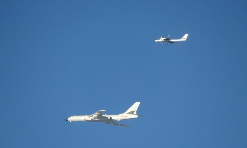 日本的F-35A飞行员的冷汗要出来了！刚从基地紧急起飞，迎面撞上的居然是整整8架