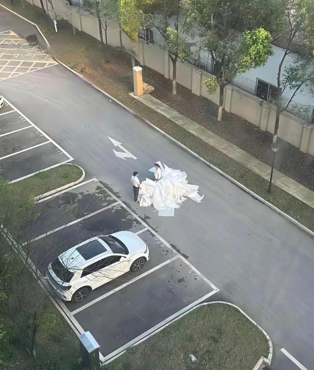 刚睡醒没戴眼镜，我还以为楼下在求婚