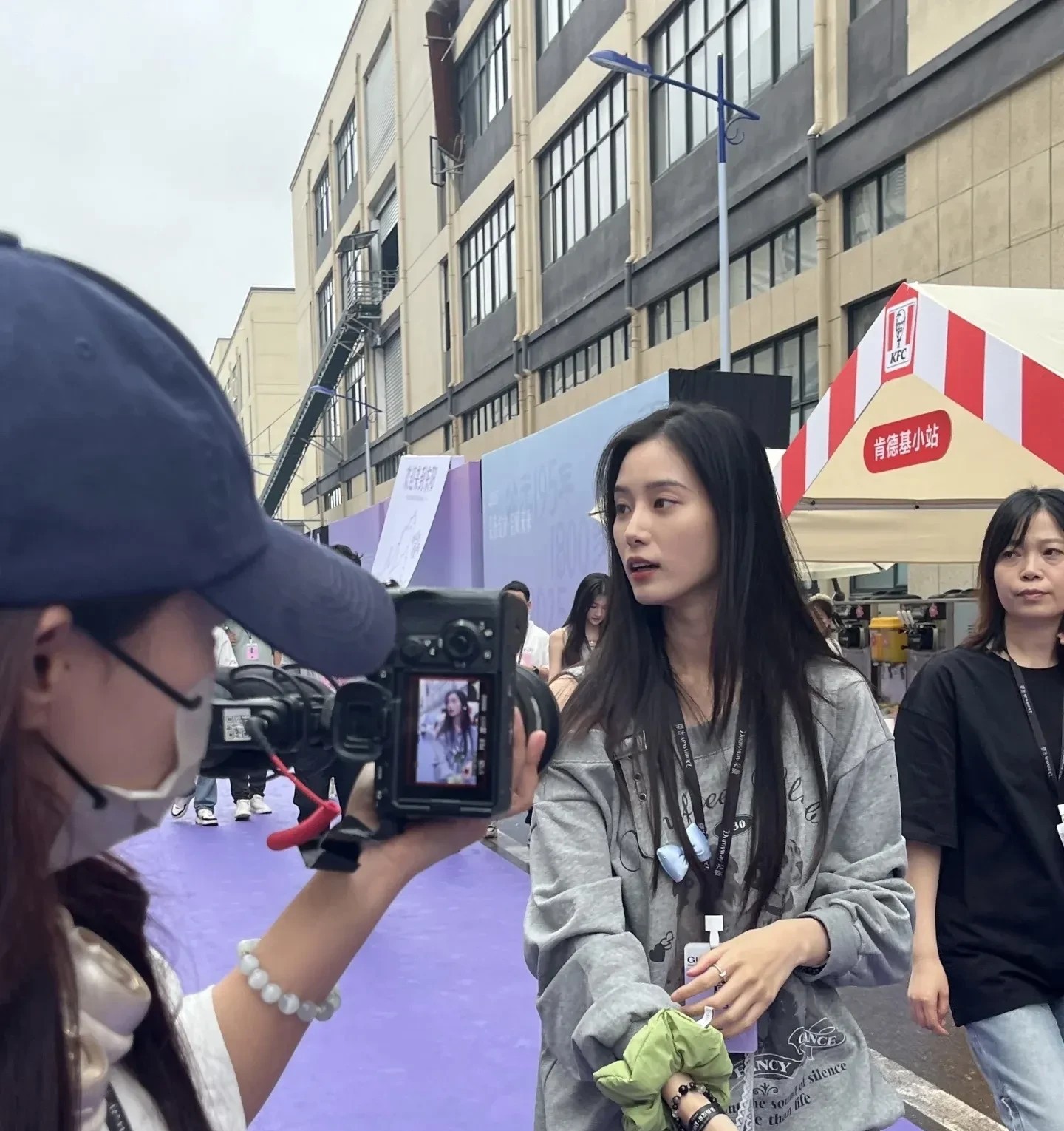 徐艺洋貌似一直都喜欢穿宽松的衣服，特别是她的私服，总是卫衣和各种不收腰的裙子等等