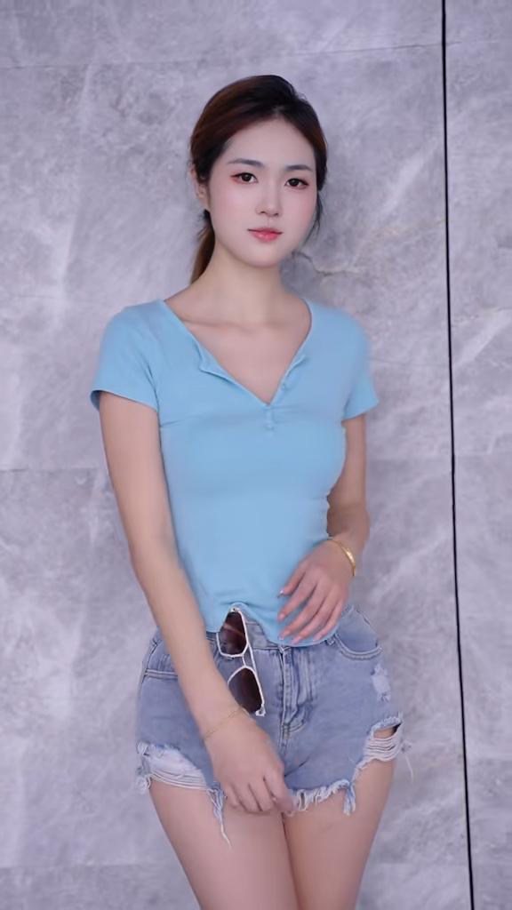 牛仔短裤穿搭分享，YYDS。分享美图，共享美好温柔系小姐姐的穿搭|超好看的小