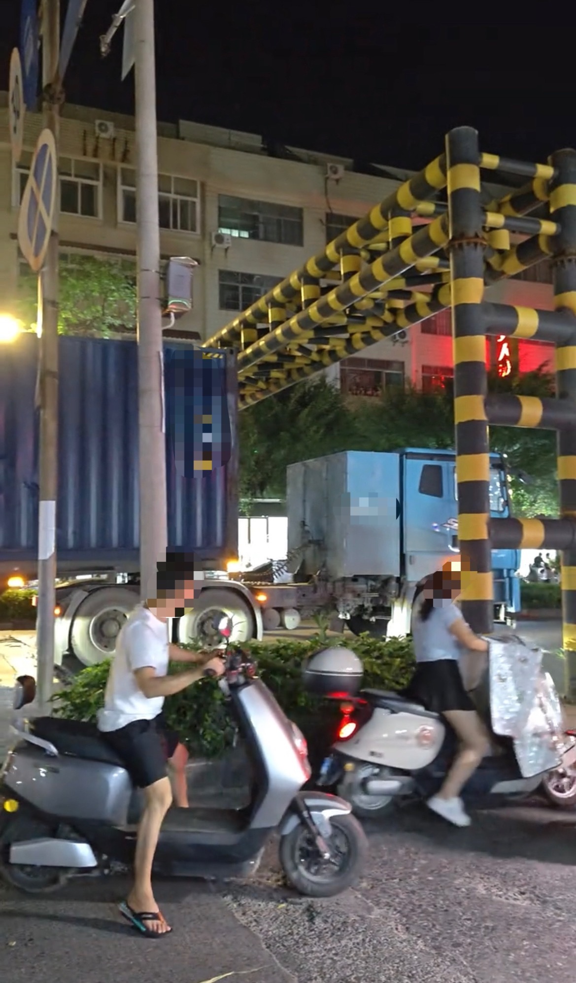 【一大型拖挂货车开到玉林桥洞限高架路口】5月27日晚，一辆大型拖挂厢式大货车开到