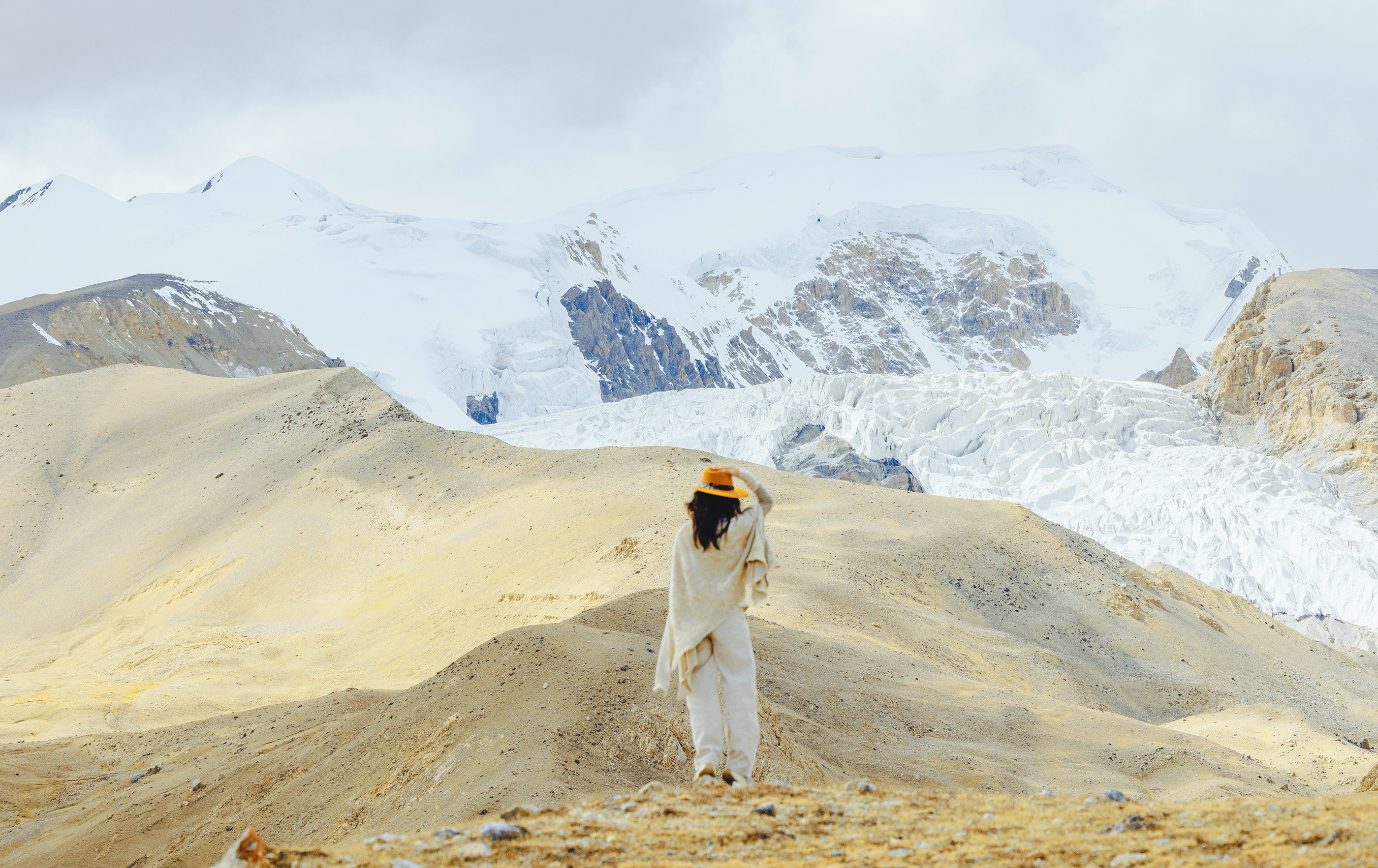 西藏的秋藏在浅黄的荒草丛和雪山之中📍夏岗江雪山🏔️