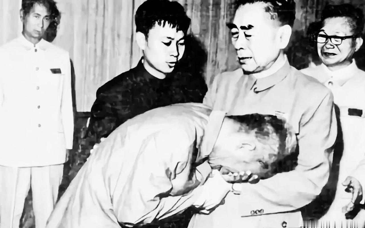 1969年9月，越南领袖胡志明去世，周总理第一时间去河内吊唁胡志明同志。照片中，