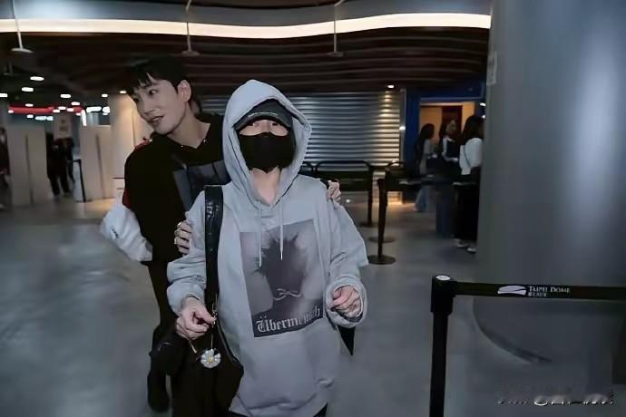 不得不说小S真是太难了大S的走真是给她带来了“灭顶之灾”[笑着哭]姊