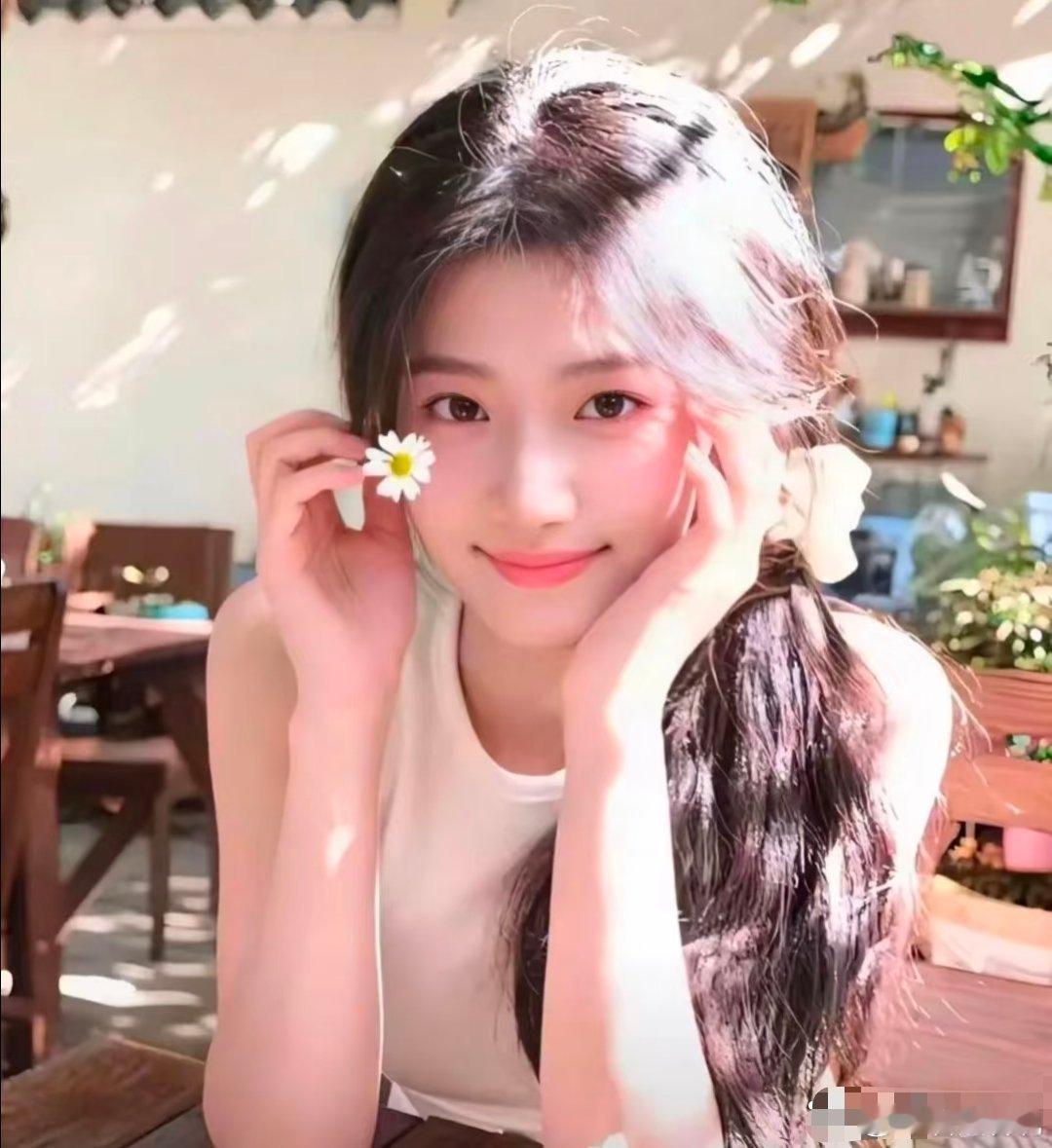 卢昱晓发了《轧戏》的收官博，配了18张图，男主陈星旭有，闺蜜、朋友、家人也都在，