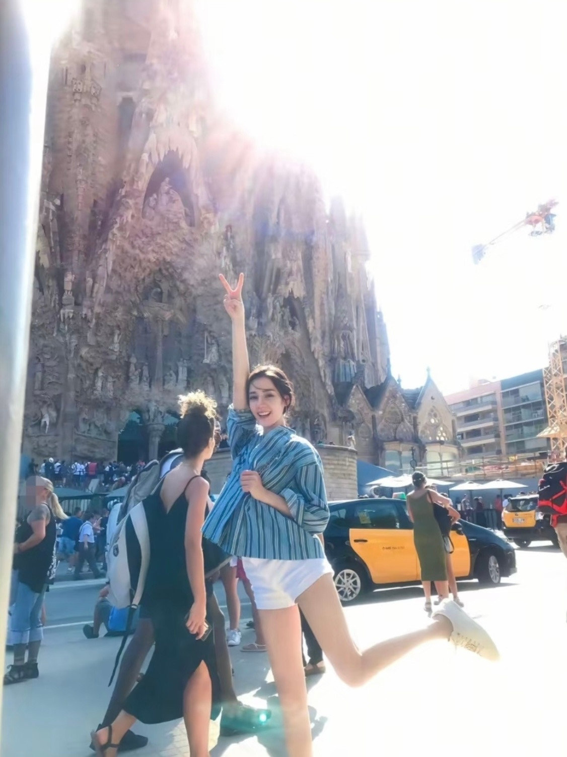 和迪丽热巴一起citywalk一下～存一些宝宝漂亮的游客照🫧