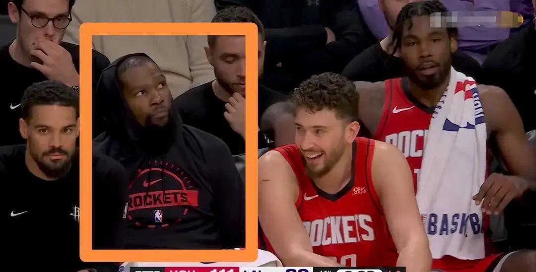 赢了22分，杜兰特却像输了总决赛。队友庆祝时，他盯着记分牌，眼神沉得像冰。