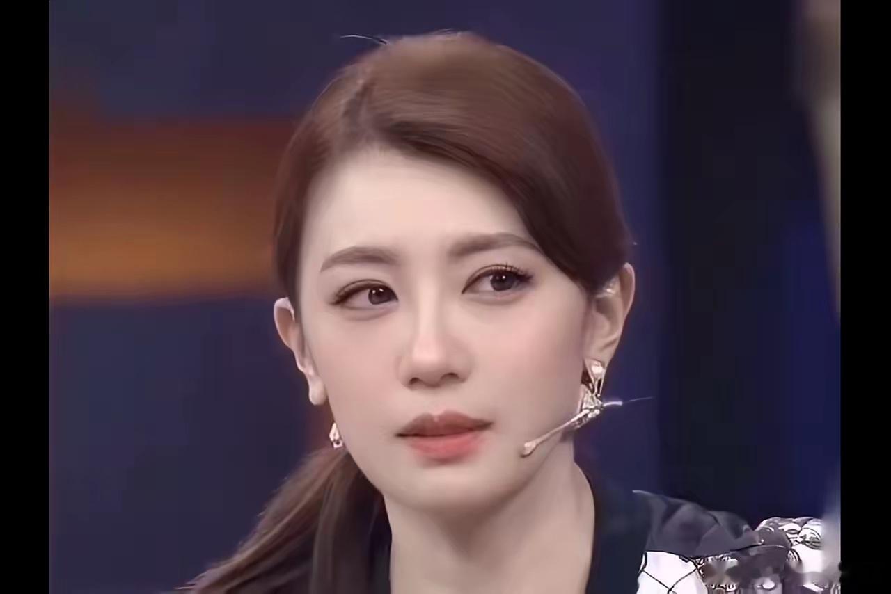 以前的美女接受采访是这样子的，主持人：你怎么长得这么漂亮，美女：没有，我觉得我很