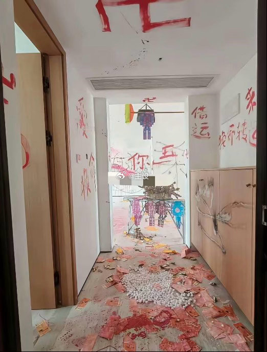 法拍房进去都是涂鸦，这谁敢买啊？​​​